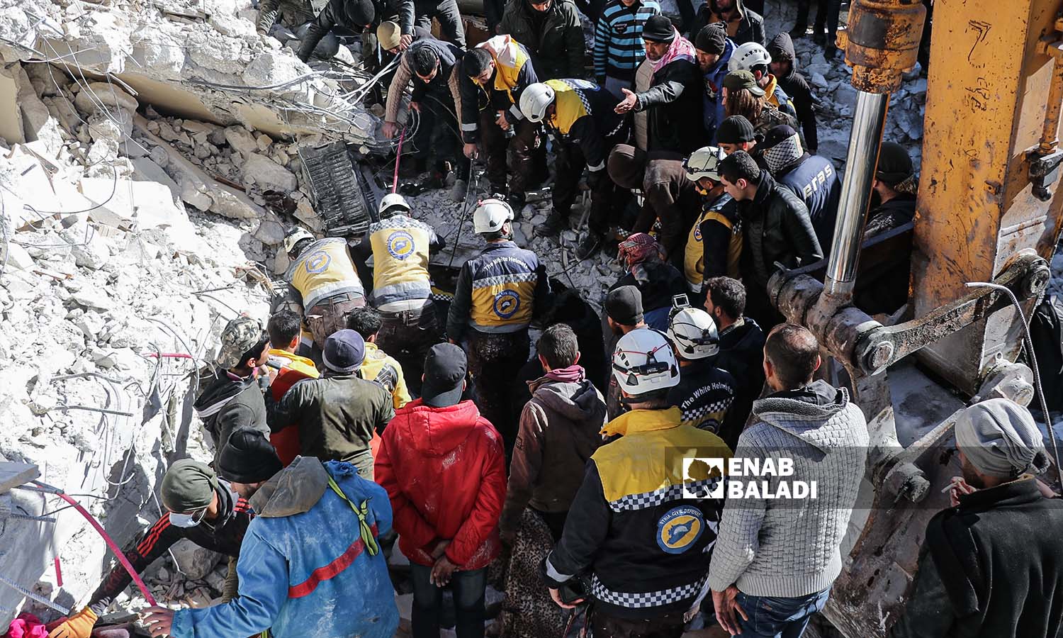 متطوعون ومدنيون في شمال غربي سوريا، يحاولون إنقاذ المصابين وانتشال الضحايا تحت الركام في سلقين إثر الزلزل - 7شباط 2023 (/ محمد نعسان دبل)