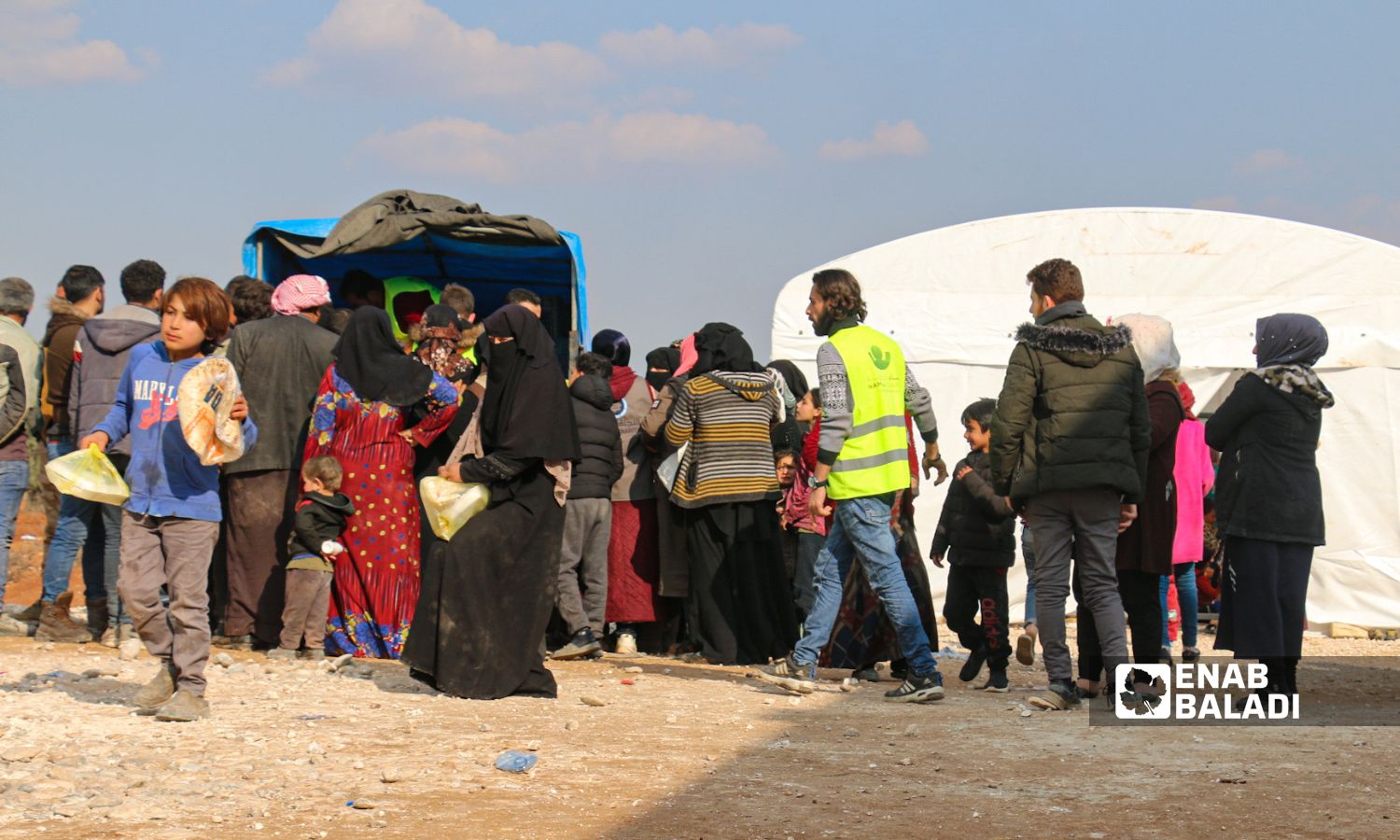 توزيع مساعدات على أهالي في بلدة جنديرس بريف حلب الشمالي متضررين من الزلزال الذي ضرب جنوبي تركيا ومناطق متفرقة في سوريا- 13 شباط 2023 (/ ديان جنباز)