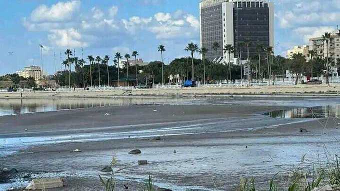 لأول مره يحدث في بنغازي بليبيا تراجعت مياه البحيرة أمام فندق تيبستي تراجع ملحوظ