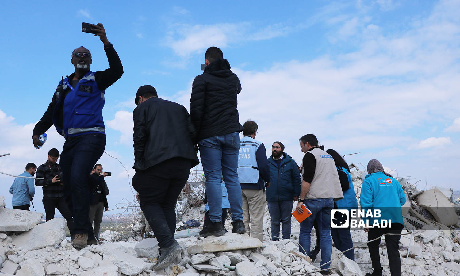 وفد أممي من مختلف الوكالات خلال زيارته المناطق المتضررة من الزلزال في مدينة حارم بريف إدلب - 21 شباط 2022 (-محمد نعسان دبل)