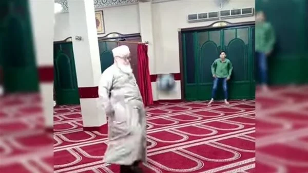 امام مسجد يلعب كرة القدم داخل المسجد 