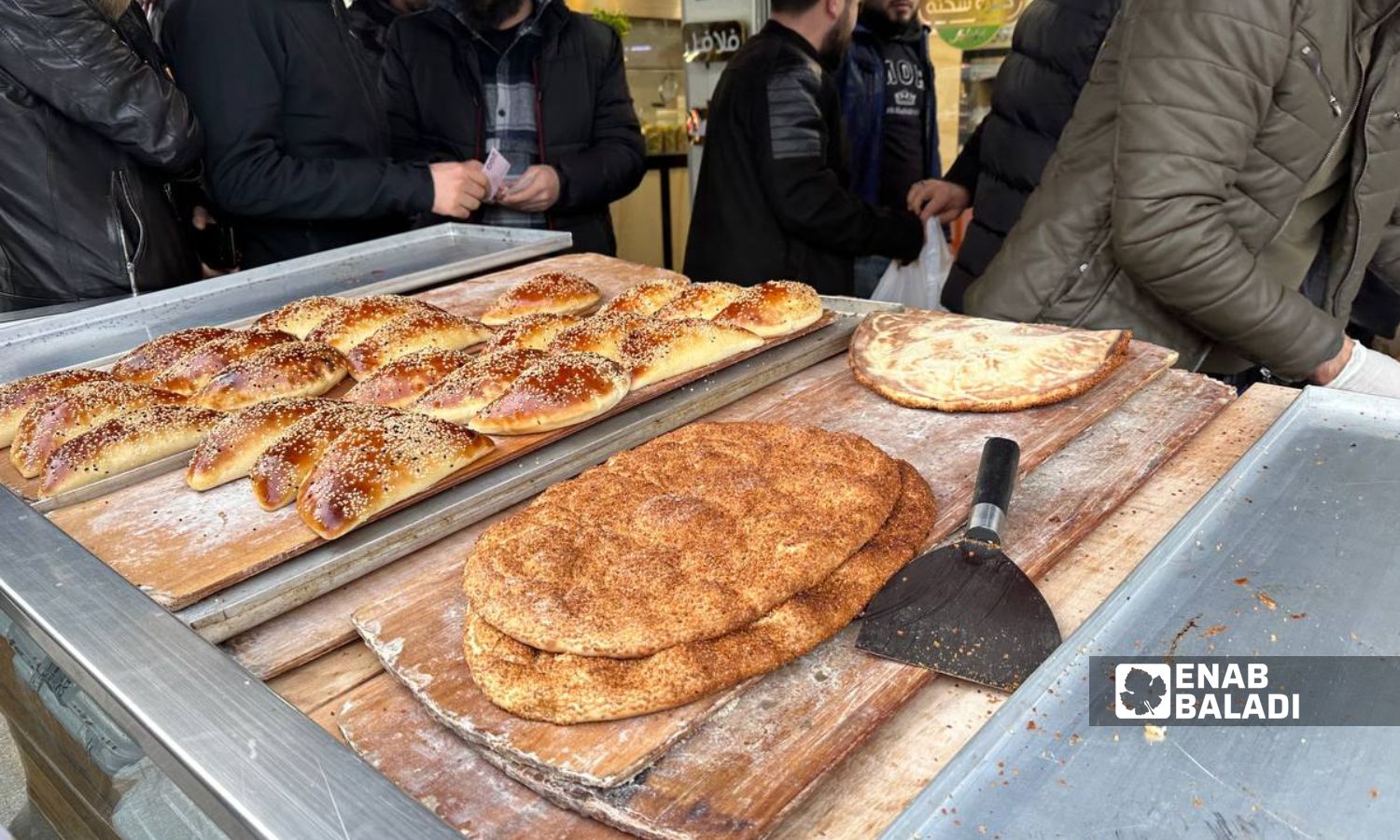 شاب يبيع الخبز الرمضاني (المعروك) والمشروبات أمام أحد المطاعم السورية في اسطنبول- 23 من آذار 2023 ()