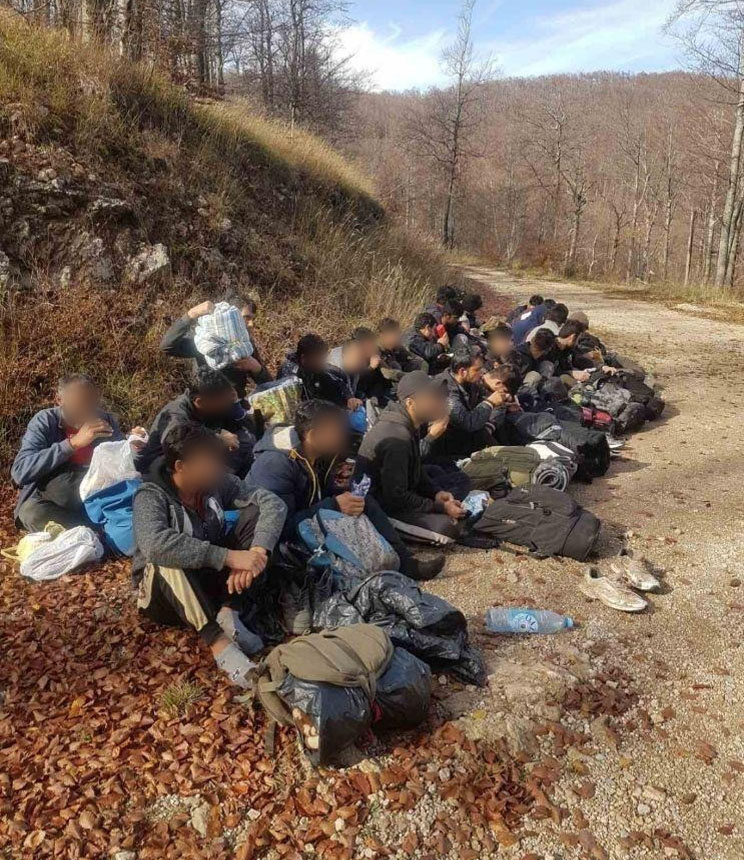 مجموعة من اللاجئين لم تحدد جنسياتهم على مقربة من الحدود الكرواتية (telegram)
