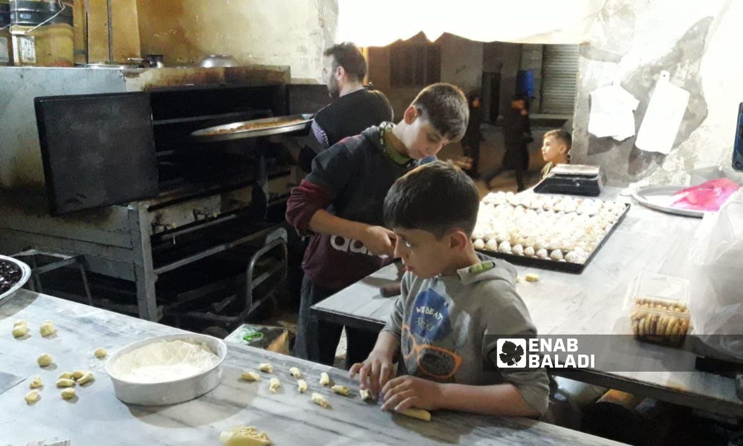 تحضيرات "معمول" العيد في أحد الأفران بمدينة إدلب شمالي سوريا- 20 من نيسان 2023 (/ أنس الخولي)