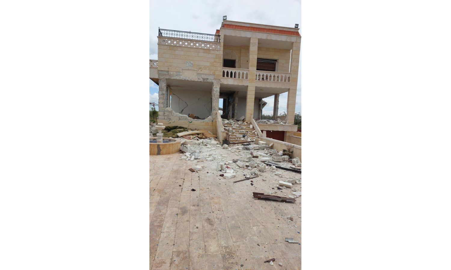 منزل استهدفت فيه الاستخبارات التركية قائد تنظيم "الدولة" أبو حسين القرشي في ريف جنديرس شمالي حلب- 29 من نيسان 2023(samir/ تويتر)