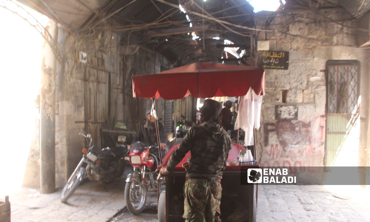 بائع متجول في "السوق المسقوف القديم" في مدينة كفر تخاريم شمال غربي إدلب - 3 من أيار 2023 (/ إياد عبد الجواد)