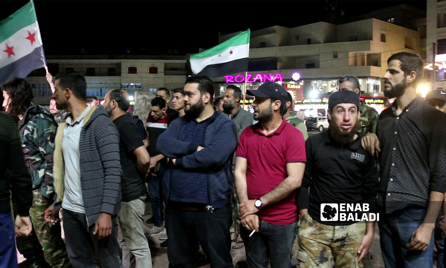 مدنيون وعناصر من الشرطة العسكرية يقفون أمام مستشفى أعزاز الوطني للمطالبة بعدم الإفراج عن جثة الشاب باسل جاكيش- 29 من أيار 2023 ()