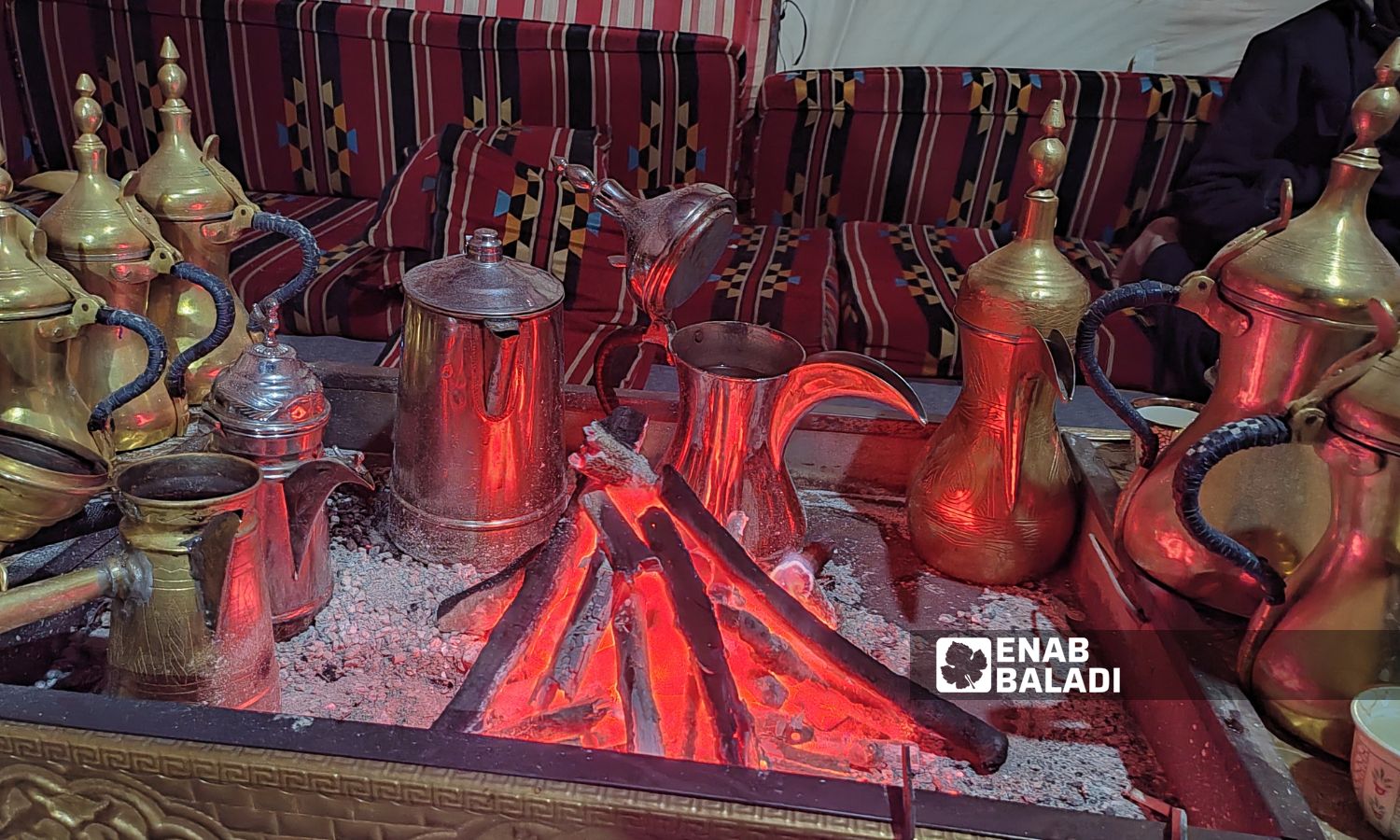 دلال نحاسية فيها قهوة عربية مرّة داخل خيمة في مخيم "النصر" في منطقة حربنوش شمالي إدلب- 25 من أيار 2023 (/ عبد الكريم الثلجي)