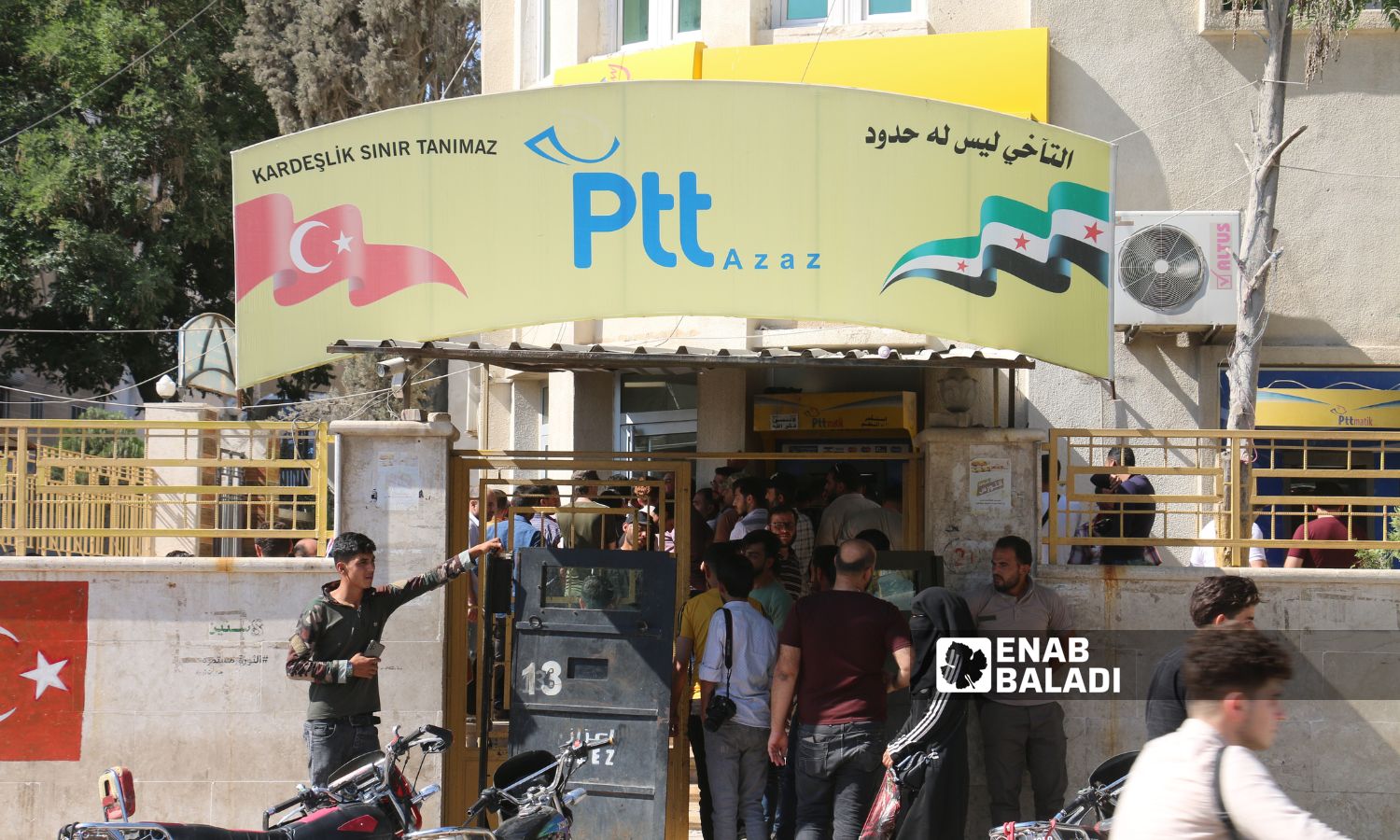 يشهد مركز البريد والشحن التركي "PTT" ازدحامًا بشكل يومي في مدينة اعزاز بريف حلب الشمالي- 23 من حزيران 2023 (/ ديان جنباز)