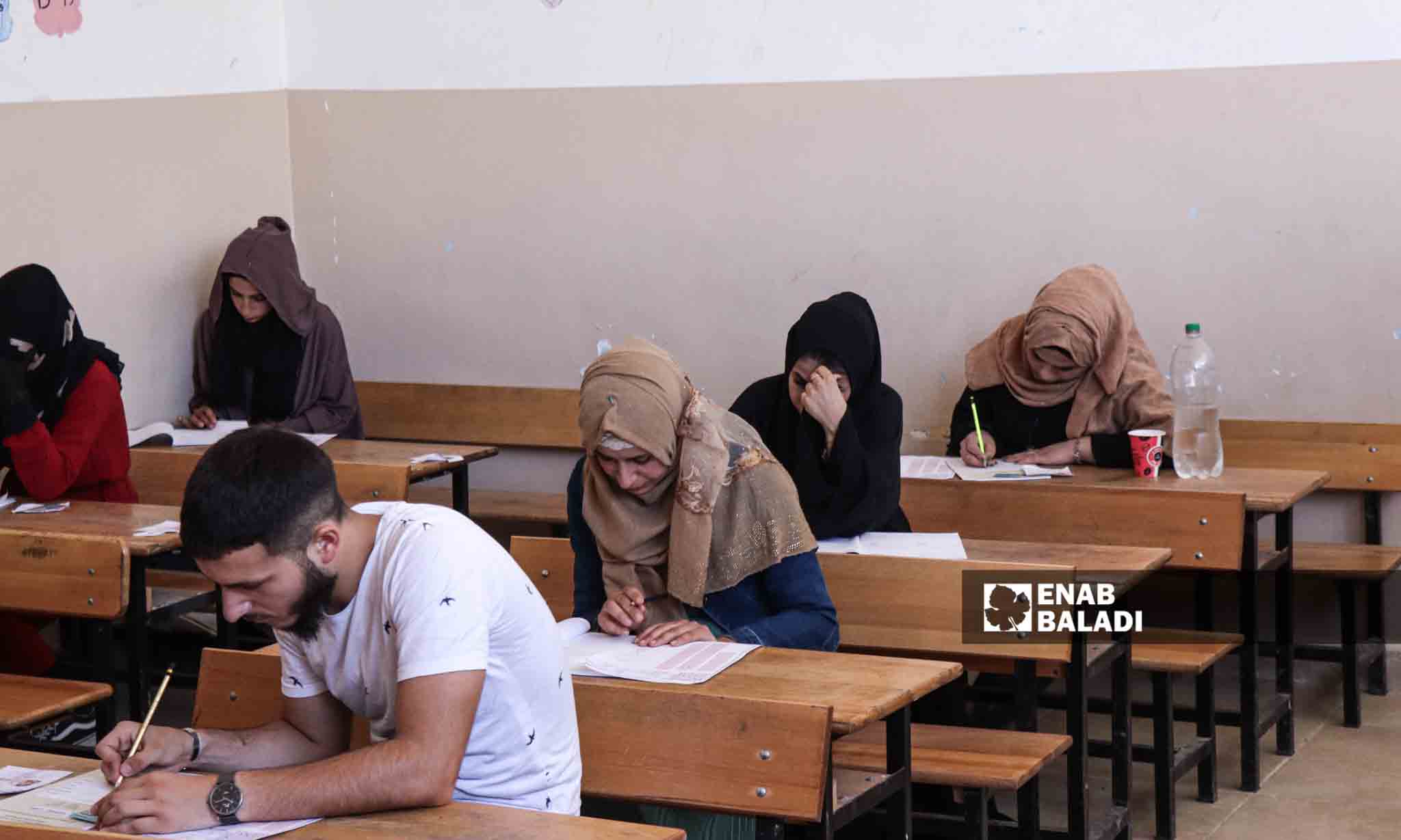طلاب الشهادة الثانوية يدخلون مدرسة سالم المرعي لأداء امتحانات الشهادة الثانوية - 5 من تموز 2023 (/ حسين شعبو)