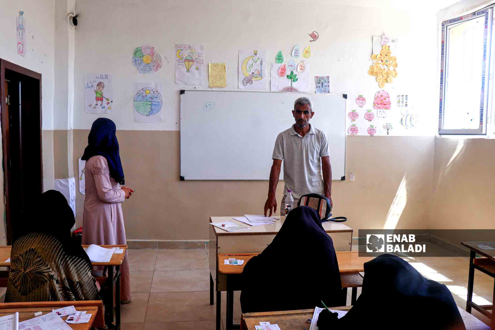 مراقب يشرح للطلاب كيفية الإجابة على أوراق الامتحان - 5 من تموز 2023 (/ حسين شعبو)