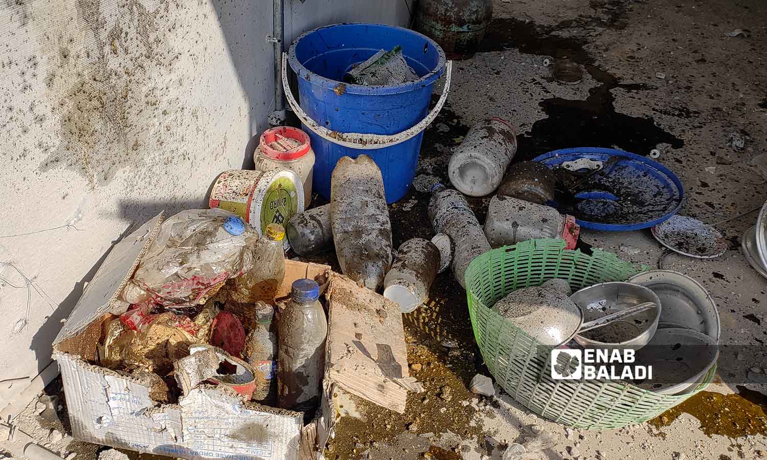 أواني وأدوات مطبخ تعرضت للضرر إثر تعرض مخيم مرام في ريف إدلب للقصف بالقنابل العنقودية- 6 تشرين الثاني 2022 (/ محمد نعسان دبل)