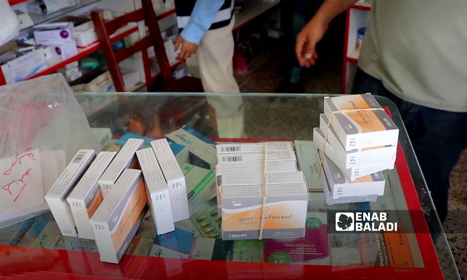 مجموعة من الأدوية (سورية المنشأ) في صيدلية بمدينة رأس العين في الحسكة- 16 من آب 2023 (/ حسين شعبو)