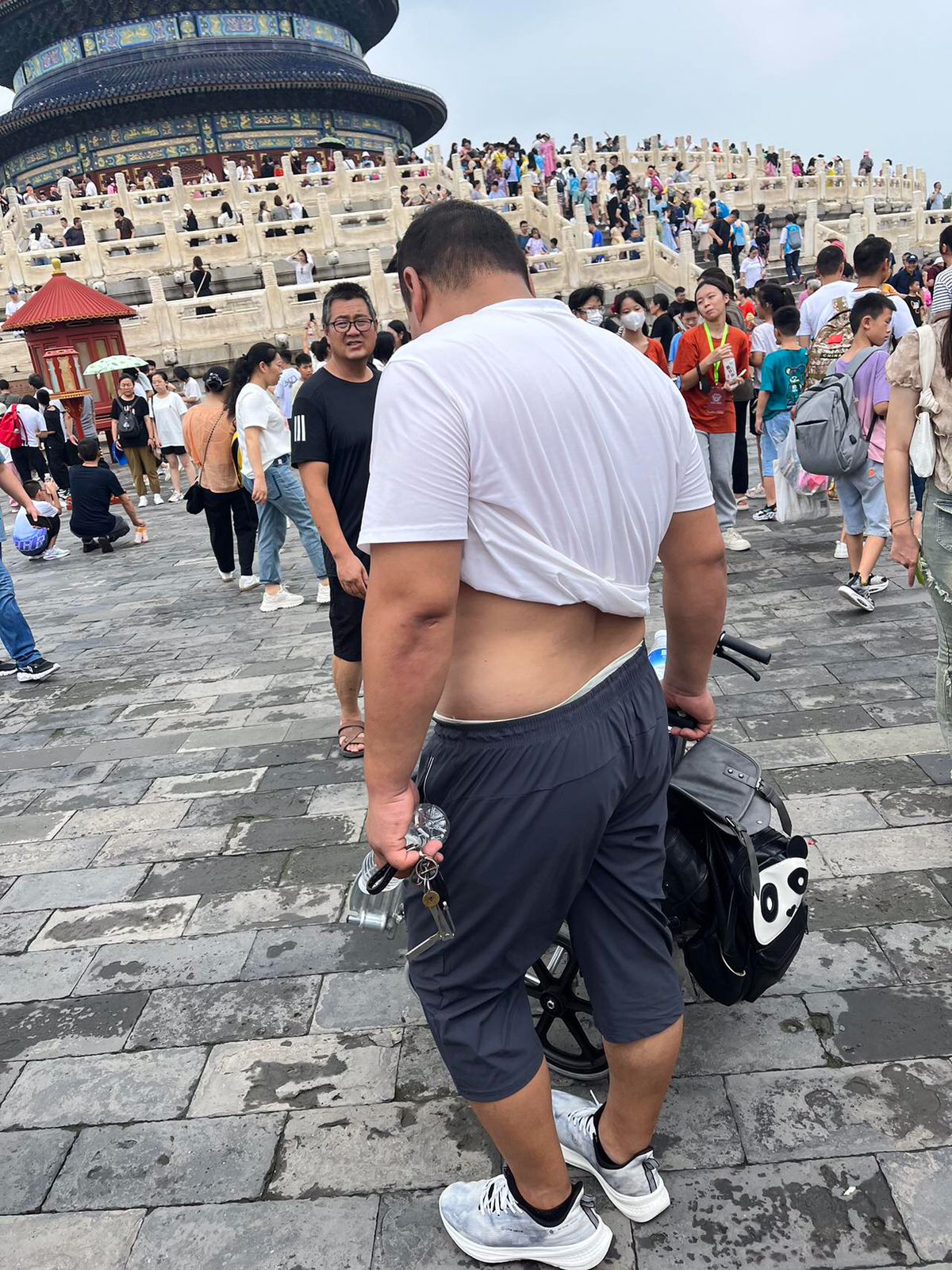 عادة غريبة في شوارع الصين