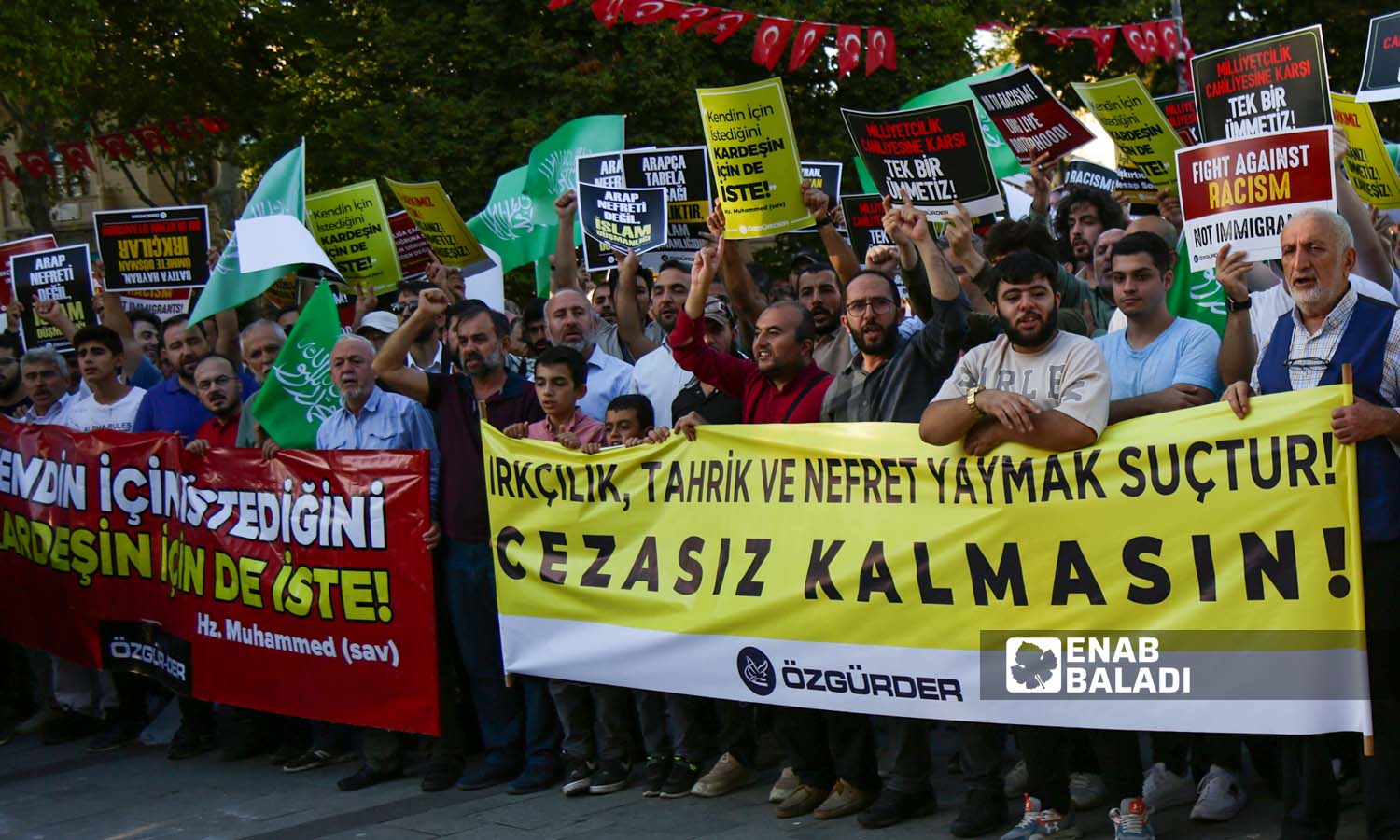 ناشطون يرفعون لوحات تندد بالعنصرية، وكتب عاللوحة الصفراء عبارة"من يحرض على العنصرية وينشر الكراهية فهو مجرم، ولا ينبغي أن يبقى دون عقاب"- اسطنبول 16 من أيلول 2023 (- يوسف حمّص)