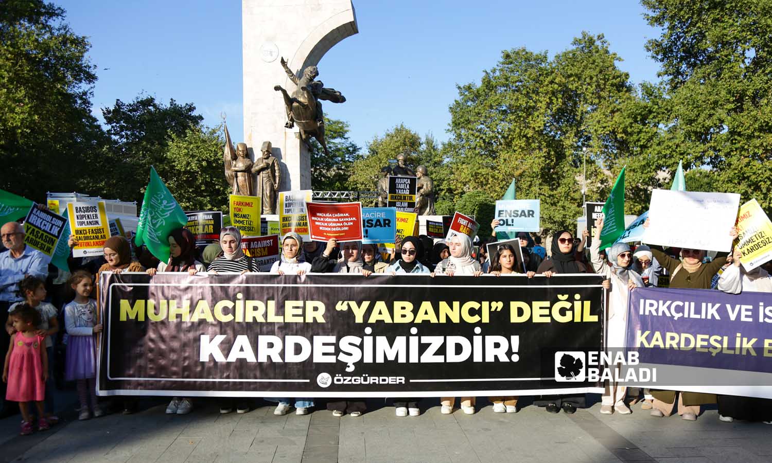 ناشطون يرفعون لوحات تندد بالعنصرية، وكتب عاللوحة السوداء عبارة"المهاجرين ليسوا غرباء بل هم اخواتنا"- اسطنبول 16 من أيلول 2023 (- يوسف حمّص)