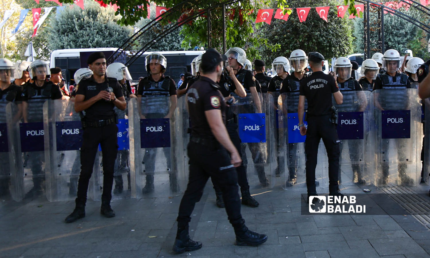 عناصر من الشرطة التركية تقف حول المظاهرة بعد أن هاجمت مجموعة من الشباب العنصريين على المتضامنين مع اللاجئين- اسطنبول 16 من أيلول 2023 (- يوسف حمّص)