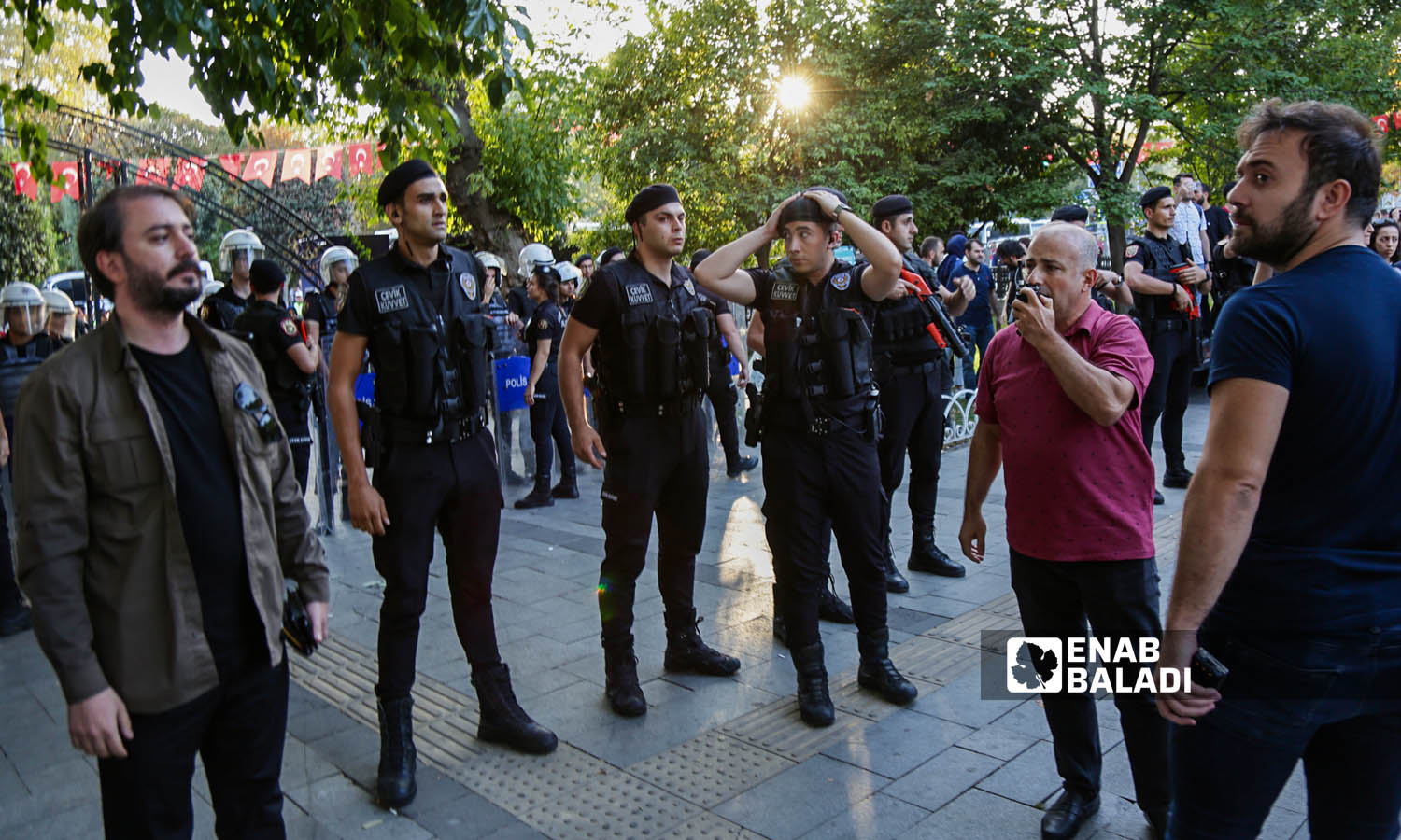 عناصر من الشرطة التركية تقف حول المظاهرة بعد أن هاجمت مجموعة من الشباب العنصريين على المتضامنين مع اللاجئين- اسطنبول 16 من أيلول 2023 (- يوسف حمّص)