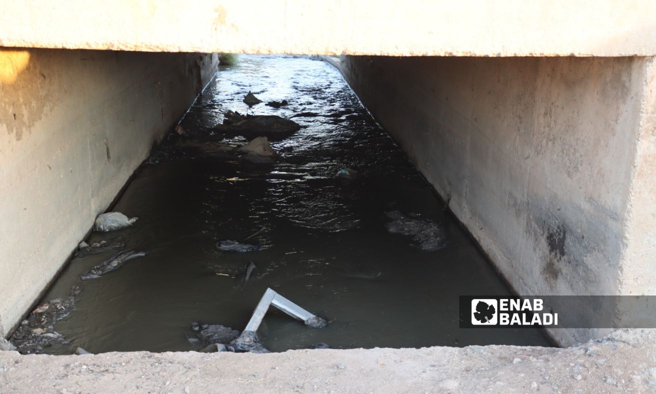 أحد خطوط الصرف الصحي الفتوحة في حي حلكو بمدينة القامشلي شرقي الحسكة- 17 من تموز 2023 (/ سارة الأحمد)
