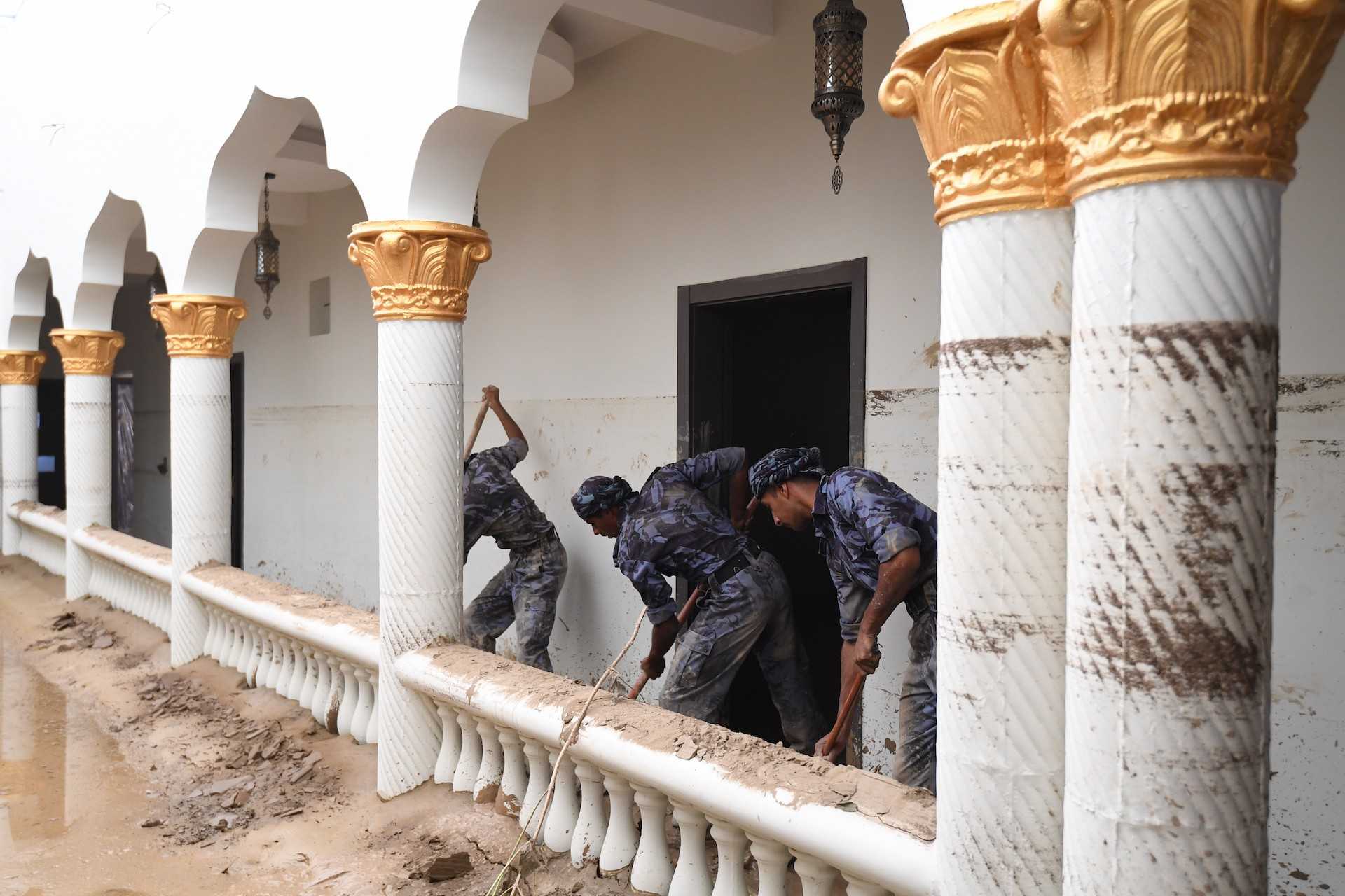 أكاديمية السلطان قابوس لعلوم الشرطة تشارك في جهود التعافي من الإعصار شاهين 3.JPG