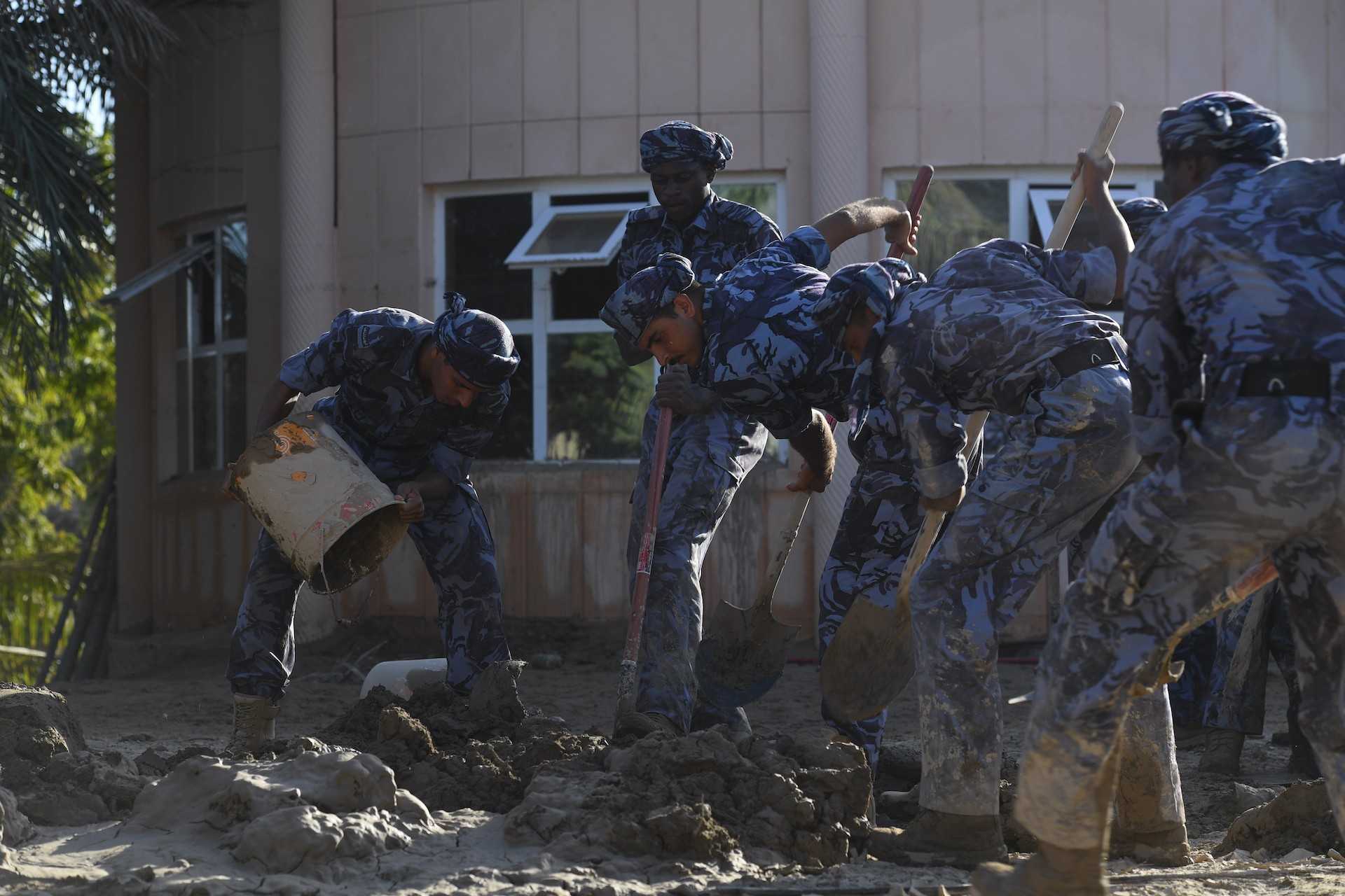 أكاديمية السلطان قابوس لعلوم الشرطة تشارك في جهود التعافي من الإعصار شاهين 2.JPG