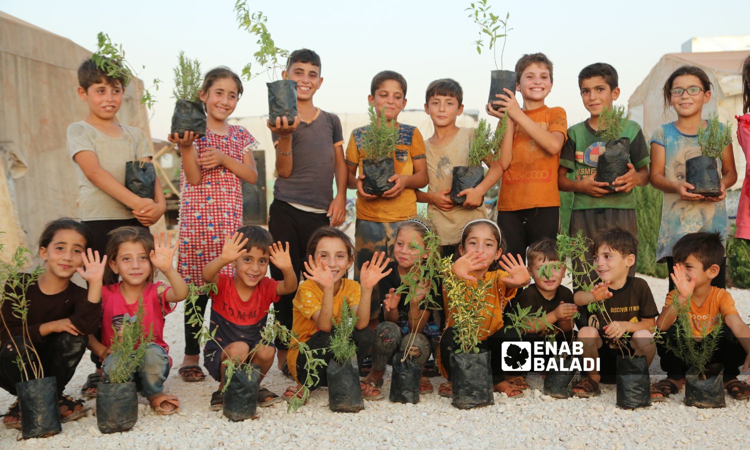أطفال يزرعون أشجارًا في إدلب شمال غربي سوريا- 28 من تشرين الأول 2023 (/ أنس الخولي)