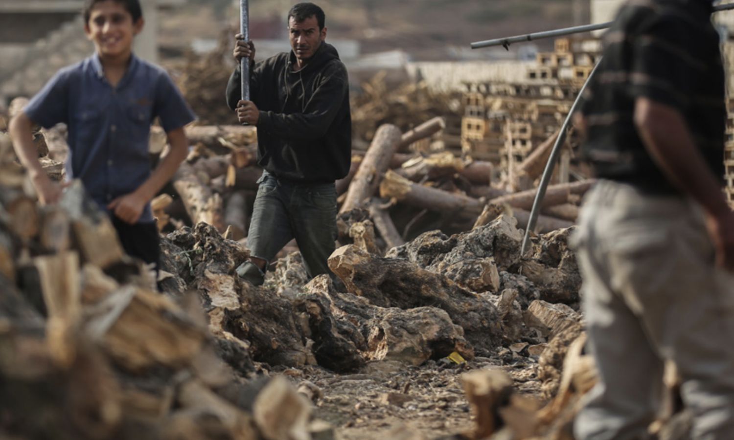 رجال سوريون يقطعون قطعًا من الخشب لتكون بمثابة مصدر للدفء خلال فصل الشتاء - 3 نوفمبر 2020، سوريا (pax)