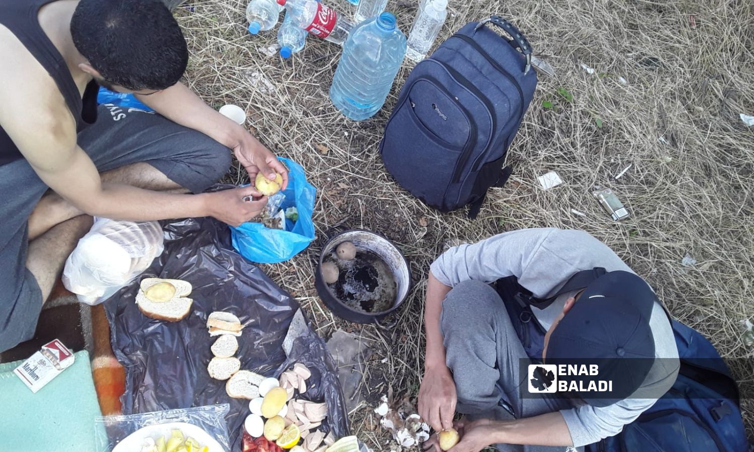 طالبو لجوء يتناولون طعامهم في الغابات اليونانية- 7 تموز 2022 ()