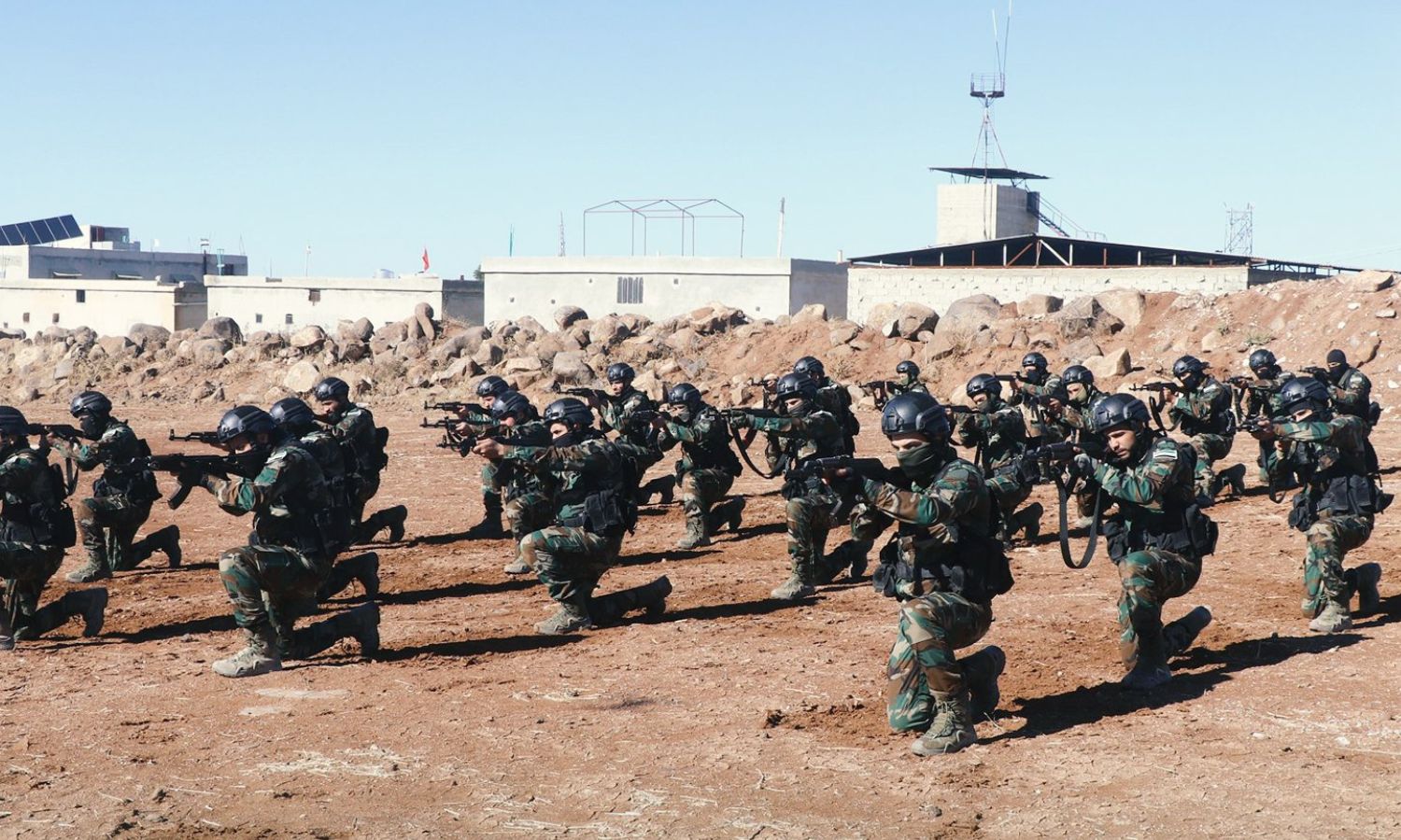مقاتلون في "حركة التحرير والبناء" التابعة لـ"الجيش الوطني" خلال تدريبات عسكرية – 25 من تشرين الثاني 2023 (حركة التحرير والبناء)