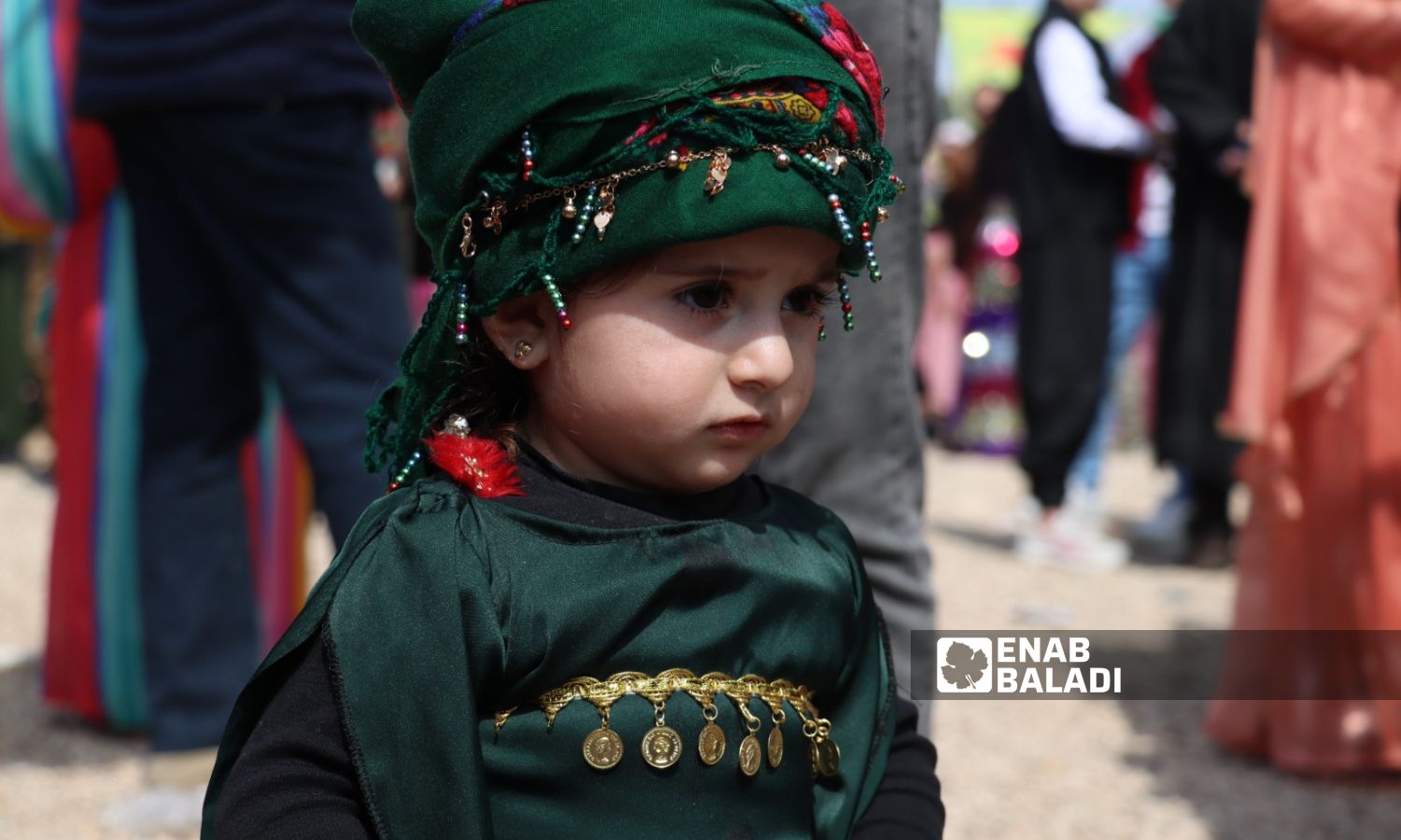 طفلة بالزي الكردي في احتفالات عيد "نوروز" بمدينة القامشلي، شمال شرقي سوريا- 21 من آذار 2023 ()