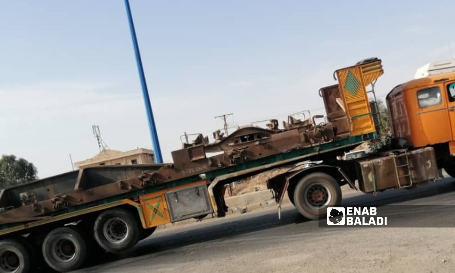شاحنة تنقل جزء من السكة الحديدة شرقي محافظة دير الزور- 23 من كانون الثاني 2024 (/ عبادة الشيخ)
