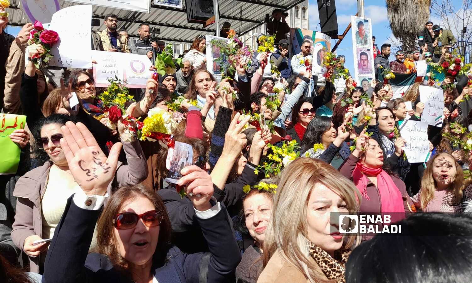 السويداء تحيي اليوم الدولي للمرأة من ساحة الكرامة حيث يطالب المتظاهرون برحيل الأسد- 8 من آذار 2024 ()