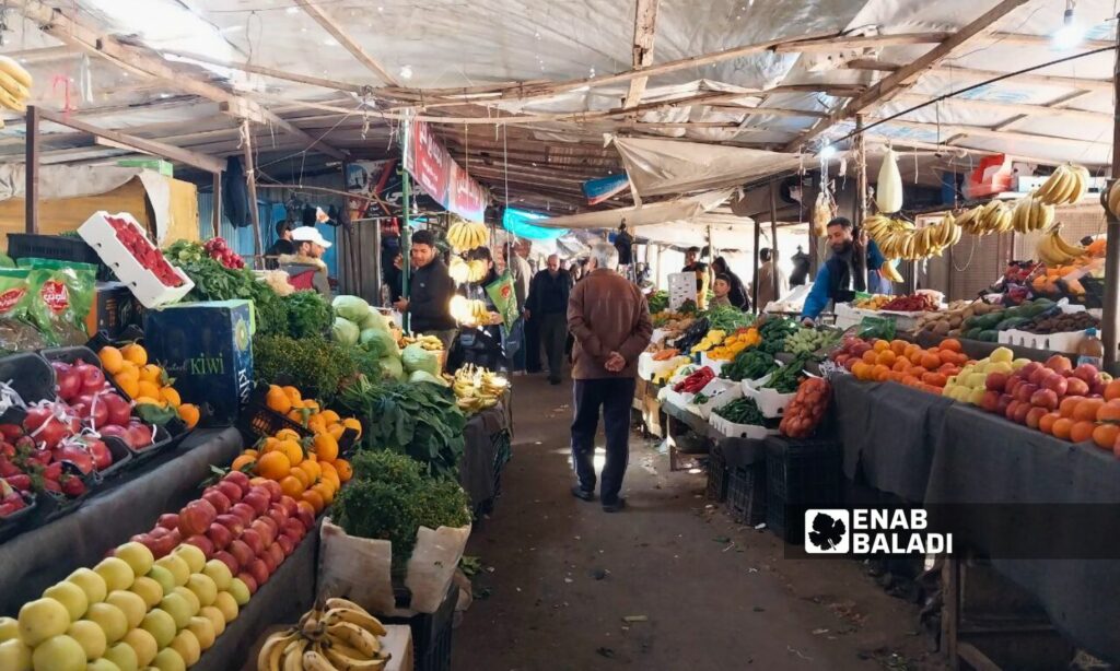 سوق شعبي لبيع الخضار والفواكه في درعا المحطة- 18 من آذار 2024 (/سارة الأحمد)