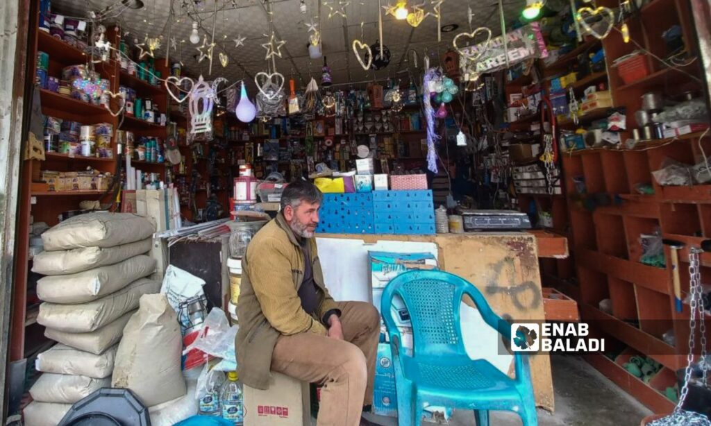 زينة رمضان معلقة في محل لبيع الخرداوات في درعا المحطة- 18 من آذار 2024 (/سارة الأحمد)