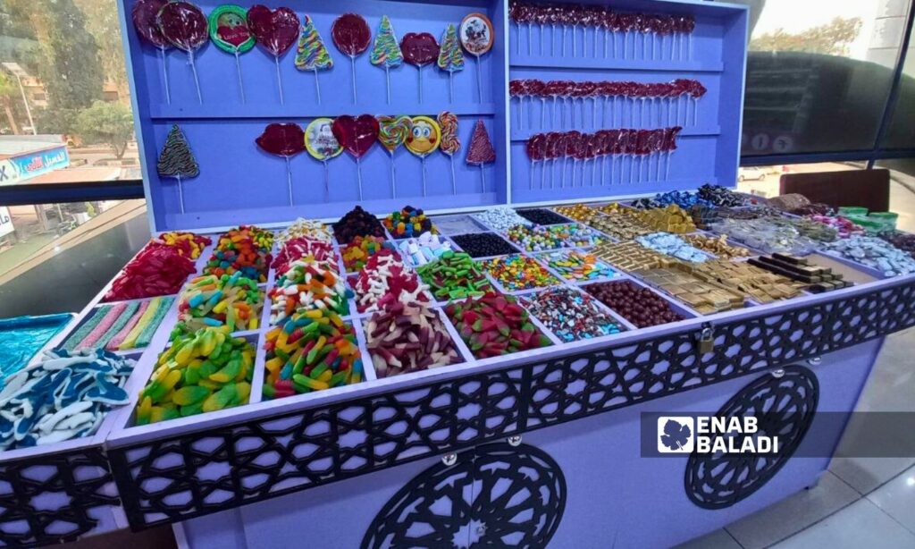 بسطة حلويات في محل لبيع المواد الغذائية في درعا المحطة- 18 من آذار 2024 (/سارة الأحمد)