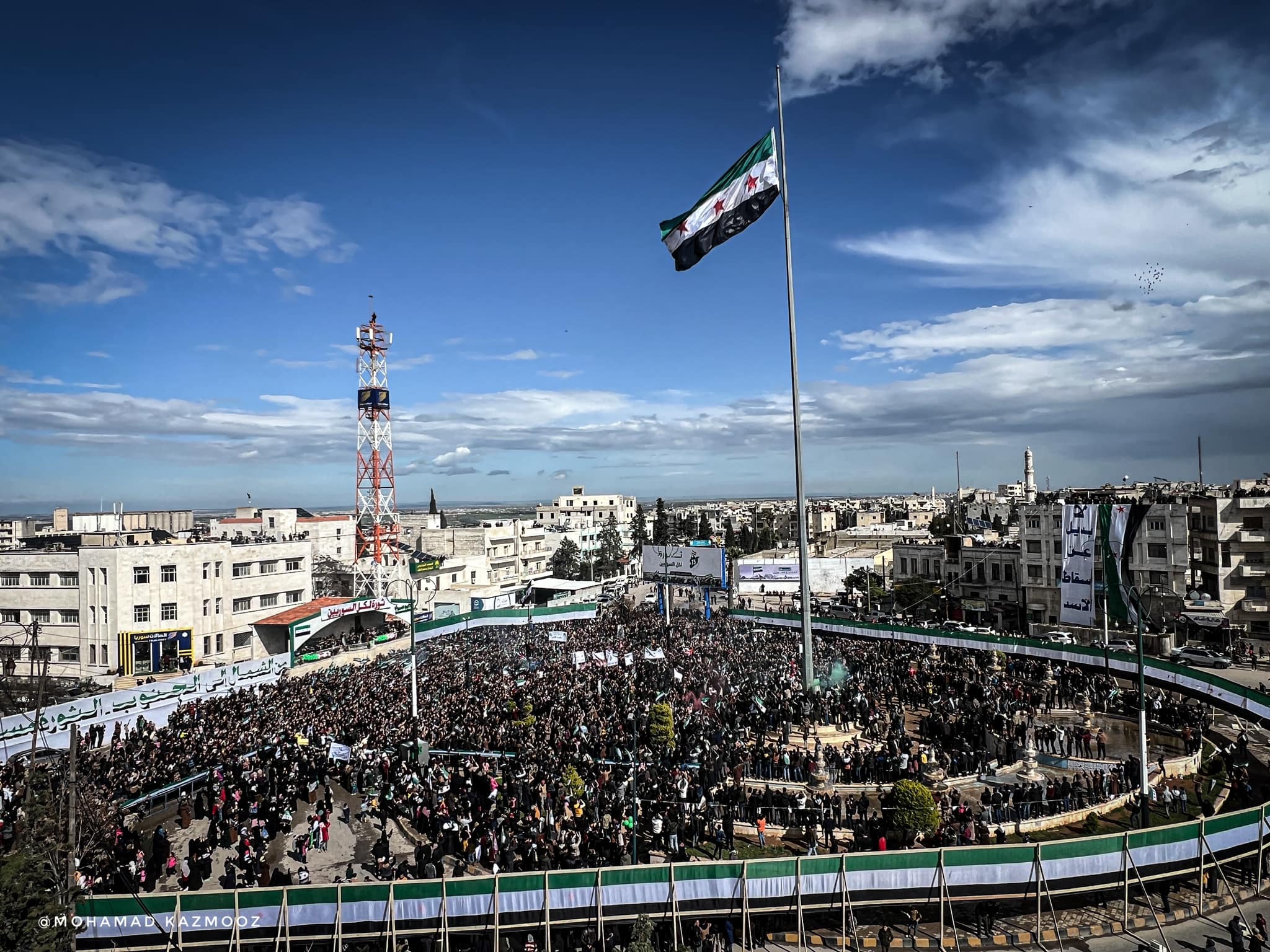 2024 حشودات كبيرة تجمعت في شوارع إدلب لإحياء ذكرى الثورة السورية في عامها الـ13 - 15 من آذار (Mohamad Kazmooz/ فيسبوك)