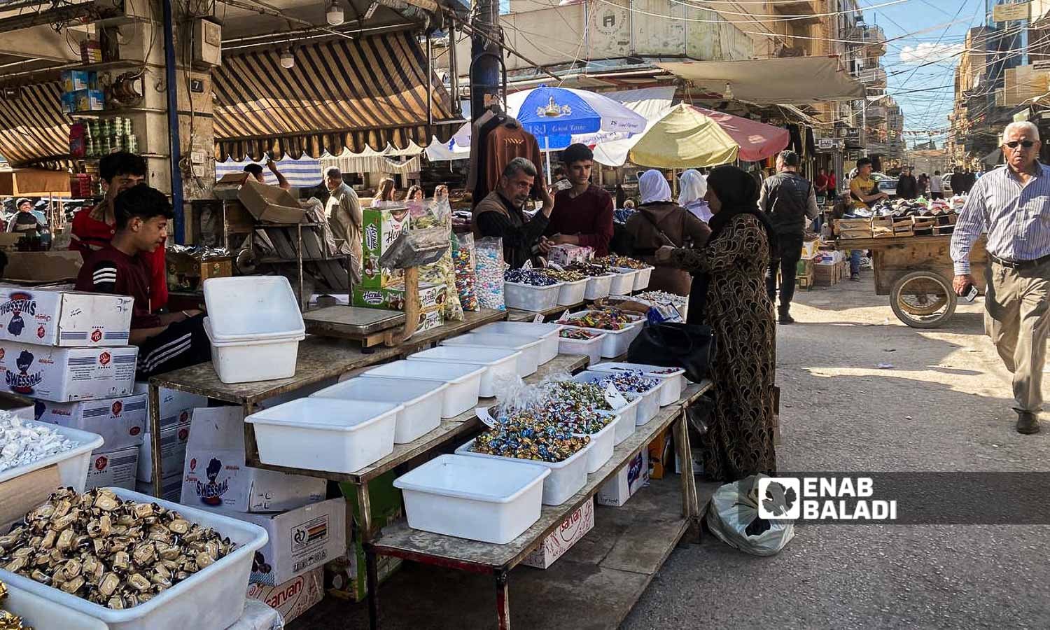 بسطات بيع الحلويات في "سوق التركي" بمدينة القامشلي شمال شرقي سوريا -1 من نيسان 2024 ()
