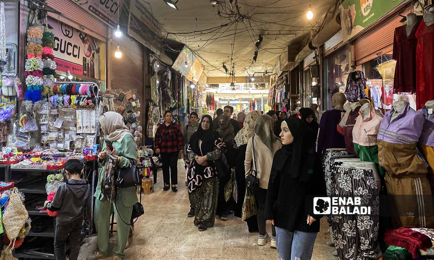 "السوق المركزي" لبيع الملابس في القامشلي قبل إيام عيد الفطر في مدينة القامشلي شمال شرقي سوريا -1 من نيسان 2024 ()