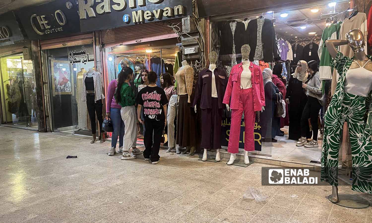 محلات ملابس في "السوق المركزي" بالقامشلي قبل إيام عيد الفطر في مدينة القامشلي شمال شرقي سوريا -1 من نيسان 2024 ()