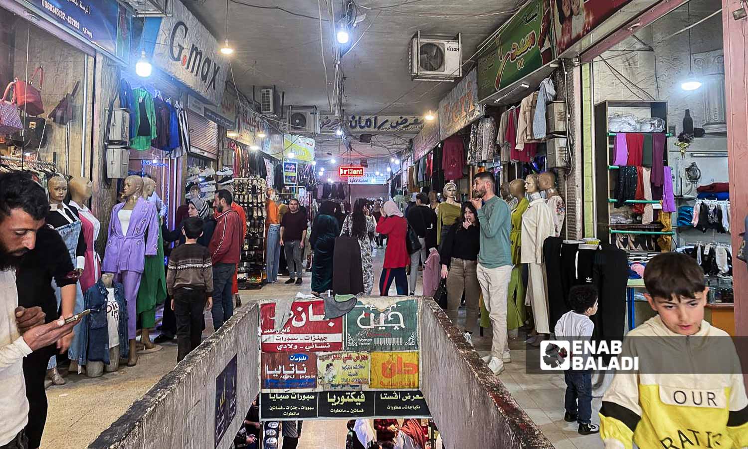 حركة البيع في "السوق المركزي" بالقامشلي قبل إيام عيد الفطر في مدينة القامشلي شمال شرقي سوريا -1 من نيسان 2024 ()