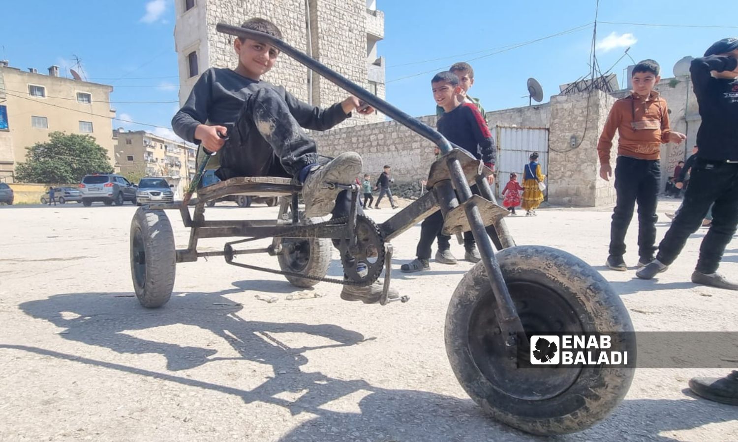 معدات متواضعة تصنع فرحة الأطفال في إدلب – 11 من نيسان 2024 (/ أنس الخولي)