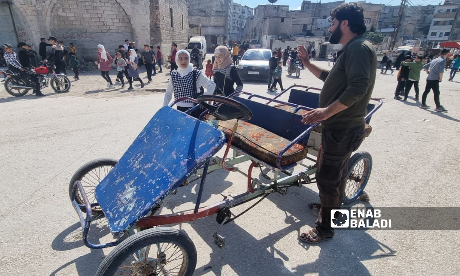 معدات متواضعة تصنع فرحة الأطفال في إدلب – 11 من نيسان 2024 (/ أنس الخولي)
