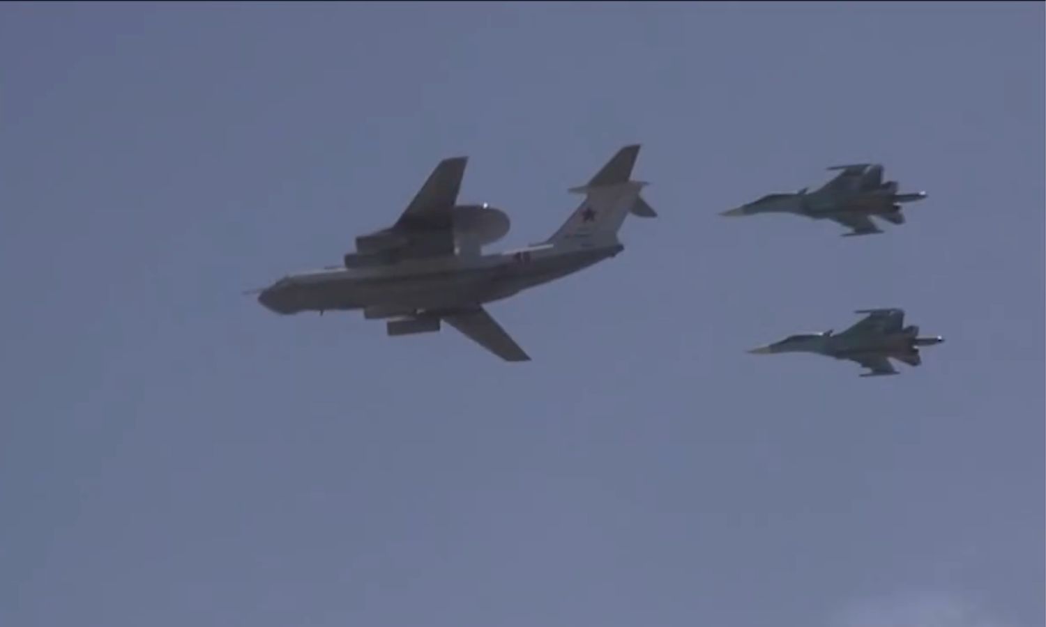طائرات روسية خلال احتفال في قاعدة "حميميم" العسكرية في اللاذقية - 24 من حزيران 2020 (وزارة الدفاع السورية)