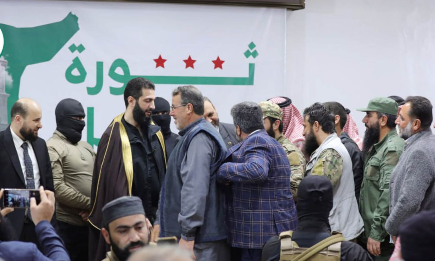 قائد "تحرير الشام" أبو محمد الجولاني خلال اجتماعه مع وجهاء في إدلب - 13 من آذار 2024 (وزارة الإعلام في حكومة الإنقاذ)