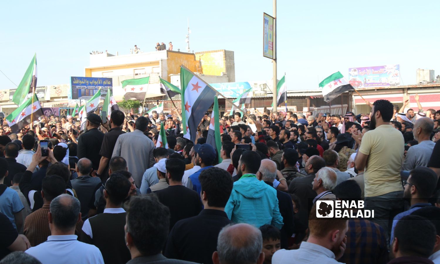 سوريون يحتشدون في جنازة رائد الفضاء محمد فارس في اعزاز بريف حلب- 22 من نيسان 2024 ()