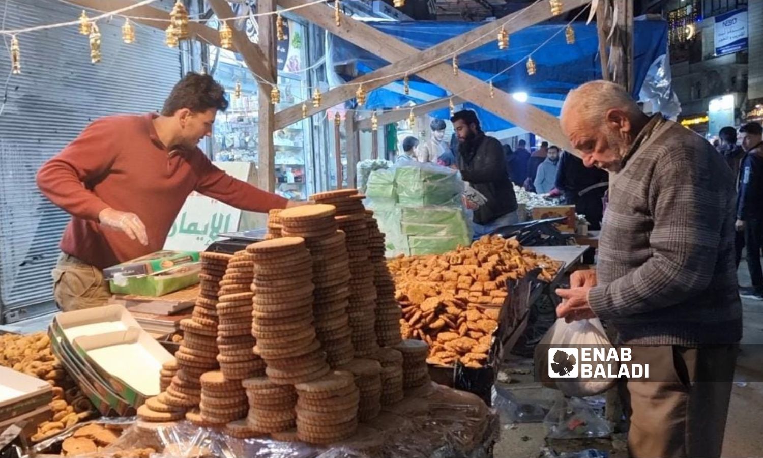 المال يتحكم بالنوع والكمية في شراء حلويات عيد الفطر في إدلب - 8 من نيسان 2024 (/ أنس الخولي)