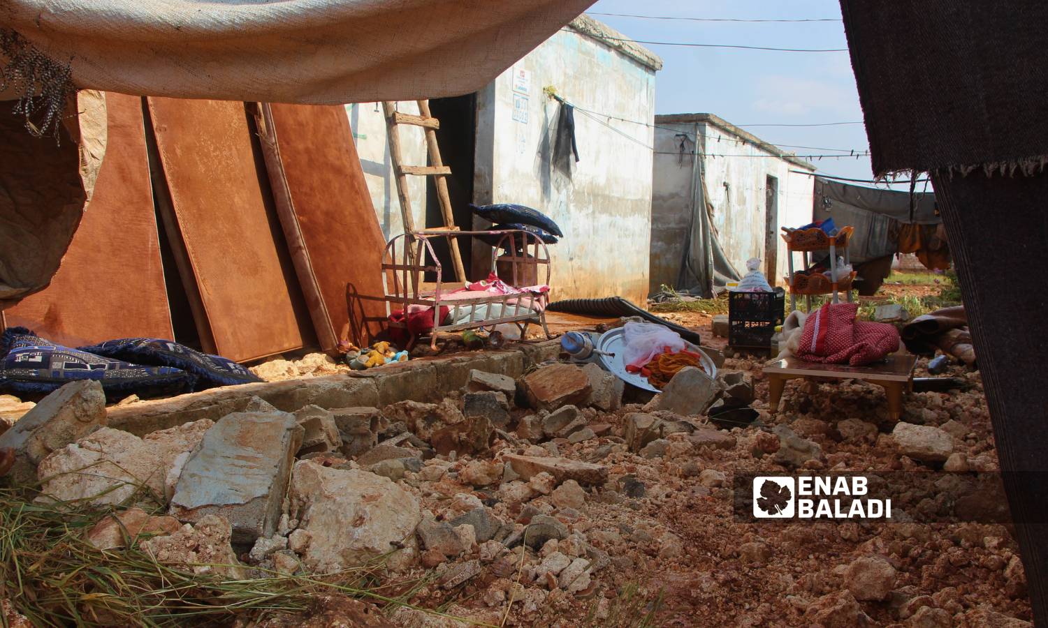 تضررت أكثر من 80 عائلة في مخيم "شام مريم" نتيجة تسرب مياه الأمطار إلى مساكنهم جراء عاصفة مطرية - 2 أيار 2024 (/إياد عبد الجواد)