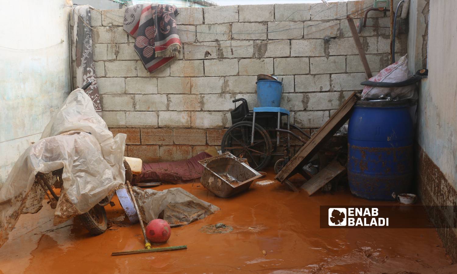 تسربت مياه الأمطار إلى مساكن النازحين في مخيم "شام مريم" على أطراف مدينة معرة مصرين جراء عاصفة مطرية - 2 أيار 2024 (/إياد عبد الجواد)