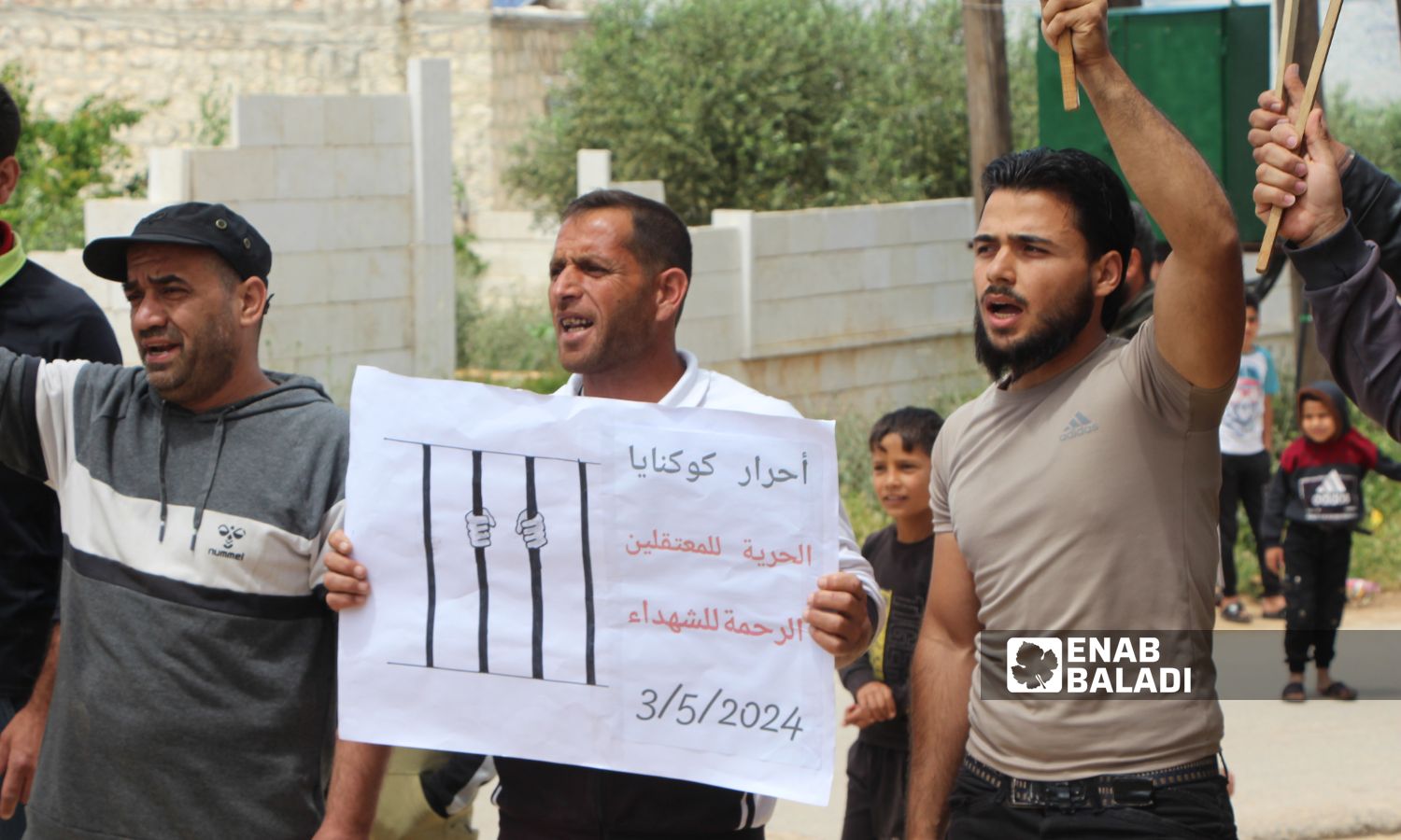 متظاهرون في قرية كوكنايا بريف إدلب الشمالي يطالبون بإسقاط قائد "هيئة تحرير الشام" "أبو محمد الجولاني" – 3 من أيار 2024 (/ إياد عبد الجواد)