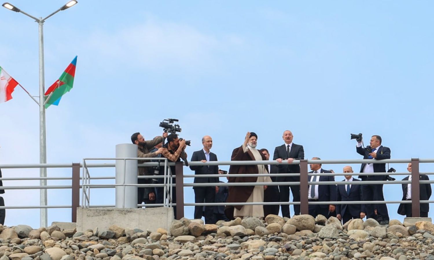 رئيس أذربيجان إلهام علييف والرئيس الإيراني إبراهيم رئيسي خلال افتتاح سد "قيز قلعه سي" بين الدولتين - 19 من أيار 2024 (وكالة مهر)
